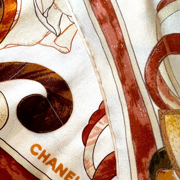 Stunning Chanel silk scarf in beautiful warm tones and classic pattern. - Picture 5 of 14